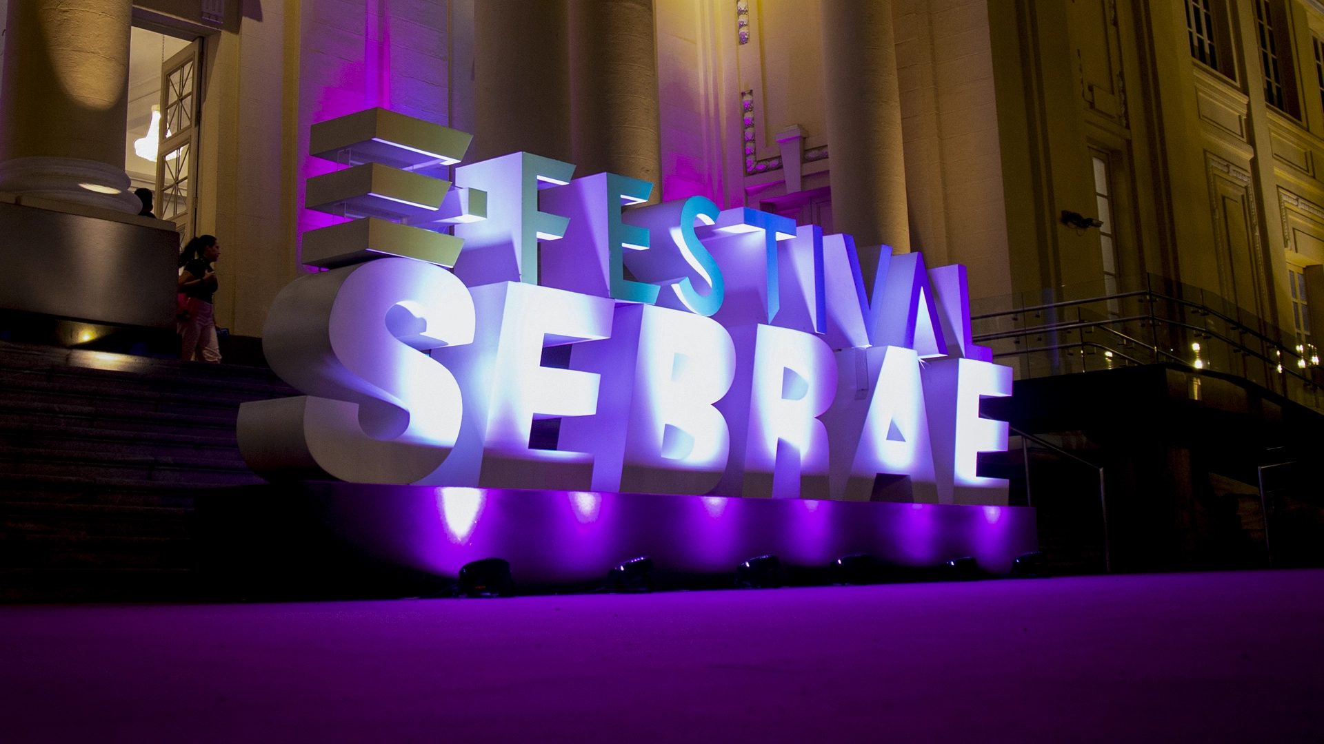 Iluminação cênica em evento corporativo — RSOM Studio